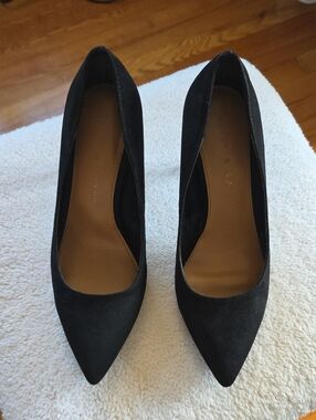 Kelly & Katie Black Pointed-Toe Suede Pumps